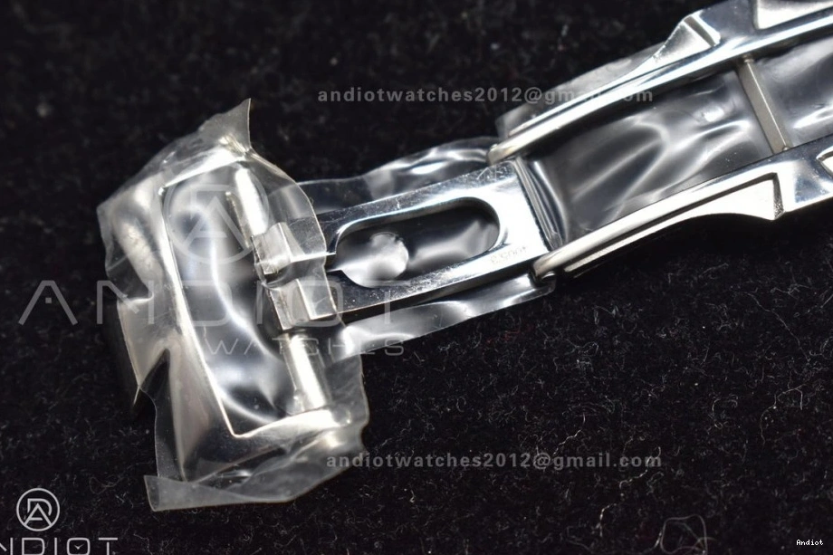 Rubber Overseas Strap Black on SS Black Dial 8F Maker 0317